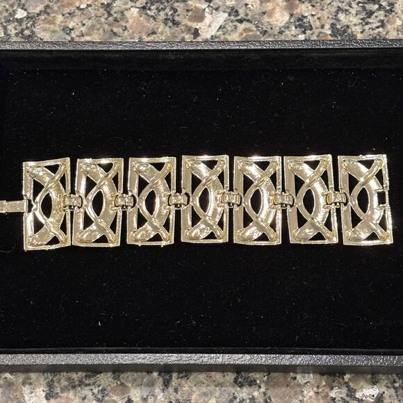 Vintage Gold Tone Panel Bracelet Fold Over Clasp - Picture 2 of 4